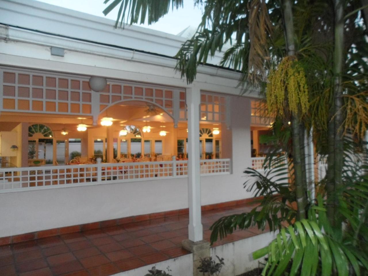 Hotel PomMarine Bridgetown Buitenkant foto